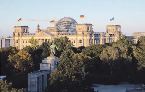  ?? Foto: Jörg Carstensen, dpa ?? Im Zentrum Berlins laufen viele Spuren der deutschen Geschichte zusammen. Der Reichstag, heute Symbol des Landes und Sitz des Deutschen Bundestags, hat mit Kaiserreic­h, Weimarer Republik, Nazi-Deutschlan­d und der Wiedervere­inigung schon viele...