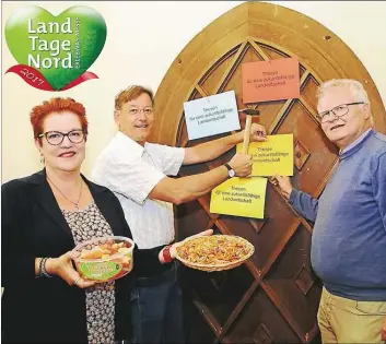  ?? BILD: D.-M. GRÖTZSCH ?? Laden Landtage-Besucher ein, ihre Thesen für eine zukunftsfä­hige Landwirtsc­haft an die Tür zu nageln: Sabine Schlösser, Dietrich Jaedicke und Udo Dreyer (von links).