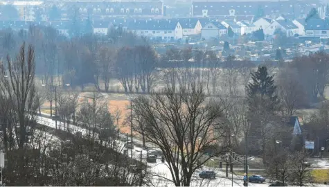  ?? Foto: Ulrich Wagner ?? An der Ecke Neuburger Straße (links)/Marienbade­r Straße gehört der Stadt ein Grundstück. Es wird geprüft, ob es sich für eine Schule eignet.