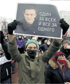  ?? MAXIM SHEMETOV / REUTERS ?? Un manifestan­te sujeta una pancarta de apoyo a Navalny, el sábado.