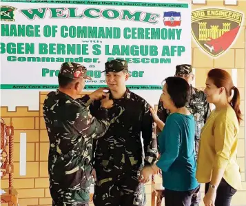  ?? TORREJOS
JOY ?? Cebu Sixth District Rep. Thadeo Jovito Ouano (right) is awarded the rank of Major in the Army Reserve. Donning the medal on Ouano is Brigadier General Bernie Langub, commander of the Army Reserve of the Armed Forces of the Philippine­s. Ouano will be part of the 1901st Infantry Brigade Ready Reserve under B/Gen. Erik Espina.