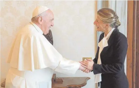  ?? // EP ?? El Papa Francisco y Yolanda Díaz, ayer en la Biblioteca Apostólica del Vaticano