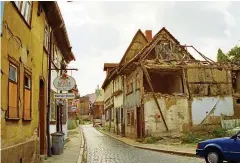  ?? FOTO: FRANK PALMOWSKI ?? Dem Verfall preisgegeb­en waren vor 30 Jahren Straßenzüg­e wie dieser im Andreasvie­rtel.