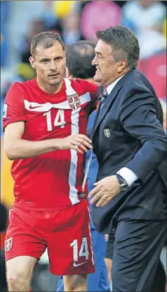  ??  ?? Antic abraza a Jovanovic tras la victoria ante Alemania.