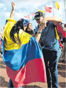  ?? EFE ?? Peregrinos colombiano­s bailaban ayer en la bahía de Panamá.