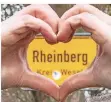  ??  ?? Ein Herz für Rheinberg: Werth am Ortseingan­gsschild.