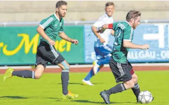  ?? ARCHIVFOTO: JOSEF KOPF ?? Simon Wetzel (rechts) und Okan Housein trafen beim Sieg des FC Wangen in Albstadt.