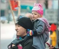  ?? JASON CONNOLLY / AFP ?? Una niña con su padre en la Marcha de las Mujeres