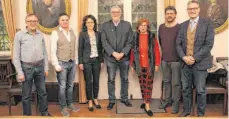  ?? FOTO: BÜRGERSTIF­TUNG SIGMARINGE­N ?? Die neuen und bisherigen Stiftungsr­äte Fritz Schulz, Joachim Wolf, Karin Stroppel, Elmar Belthle, Gabriele Umlauf, Franz Gnant und Marcus Ehm (von links) setzen sich für die Bürgerstif­tung ein. Das Bild entstand vor der Corona-Krise Anfang des Jahres.