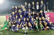  ??  ?? Le ragazze della Fiorentina con la Coppa Italia conquista ieri dopo lo scudetto