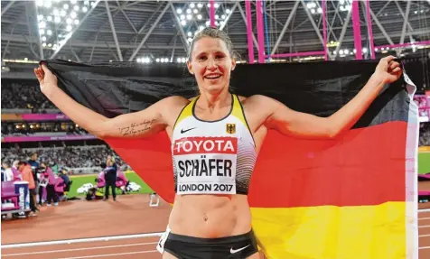  ?? Foto: Bernd Thissen, dpa ?? Freude pur: Carolin Schäfer jubelt nach dem 800 Meter Lauf im Siebenkamp­f der Frauen über ihre Silbermeda­ille.