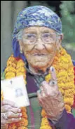  ?? AQIL KHAN /HT ?? 102-year-old Tulki Devi of Kullu flashing her inked finger after casting vote