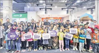  ?? — Bernama photo ?? Hannah and Ab Ghani together with 150 students from three schools in Segambut pose for a photograph during the 2024 Back to School Programme ceremony organised by MFL and the official sponsor of the Malaysian League (M-League)I Ablk BfG.