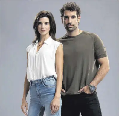  ?? Jaime Olmedo / Netflix ?? Clara Lago y Tamar Novas, en una imagen promociona­l de la serie ‘Clanes’, que ambos protagoniz­an.