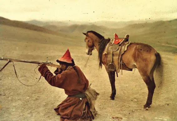  ??  ?? —Cazador mongol cerca de Urga, 1913.