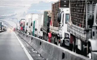  ??  ?? Paralisaçã­o. Caminhonei­ros pararam o País em maio para pedir melhora nos fretes