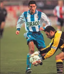  ??  ?? DOBLETE. En 1999 el Depor ganó 1-3 con dos tantos de Roy Makaay.