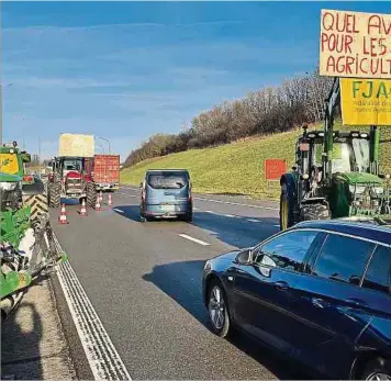  ?? ?? Die filtrieren­de Straßenspe­rre lässt die Autos tröpfchenw­eise passieren.