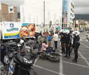  ??  ?? CHOQUE. Policías y agentes de tránsito de Ambato tomaron procedimie­nto del accidente.