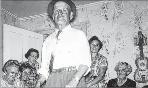  ?? ELVA ARSENAULT/SUBMITTED PHOTO ?? Arcade Arsenault of Baie-Egmont entertains a group at an Acadian kitchen party.