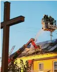  ?? Foto: Klaus Rainer Krieger ?? Über eine Drehleiter löschte die Feuer wehr den Brand.