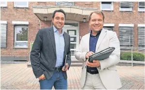  ?? ARCHIVFOTO: SCHUM ?? Wirtschaft­sförderer Felix Hemmer (l.) und Bürgermeis­ter Martin Mertens wollen auch IT-Firmen ansiedeln.
