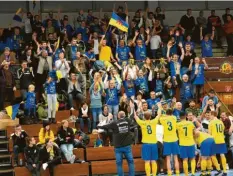  ?? Foto: Ernst Mayer ?? Nach der Niederlage gegen Gundelfing­en bedanken sich die Spieler des SV Holzkirche­n bei ihren Fans.