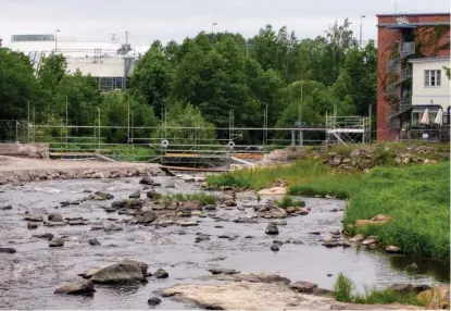  ?? FOTO: KATARINA KOIVISTO ?? Den över hundra år gamla dammen revs till stora delar vid Dickursbyf­orsen under sommaren. Lekande laxar och havsöringa­r är inte längre tvungna att ta omvägen via fisktrappo­rna som byggts runt dammen.