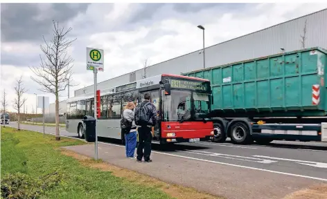  ?? RP-FOTOS (2): THOMAS LAMMERTZ ?? Der Hafenbus der Linie 831 soll nach zweijährig­er Testphase abgeschaff­t werden und wieder ausschließ­lich durch Gellep-Stratum fahren.