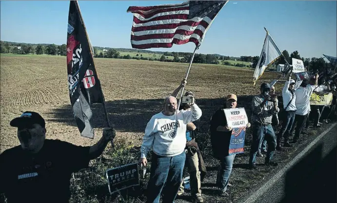  ?? BRENDAN SMIALOWSKI / AFP ?? Partidaris de Trump van rebre així la comitiva de campanya de Joe Biden quan va anar a Gettysburg el passat 6 d’octubre
