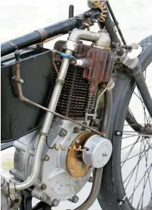  ??  ?? Left: Metz’s engine used a vertically­split aluminium alloy crankcase, and a cast iron cylinder with 17 fluted copper ‘radiating flanges’ stacked on the outside