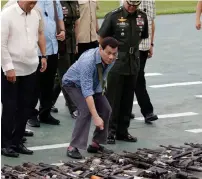  ?? AP ?? President Duterte inspects guns and weapons captured from the enemy before they are destroyed in Manila on Wednesday.—