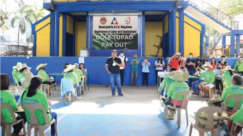  ?? E▪B▪ MAGALONA PIO PHOTO ?? A TOTAL OF 611 residents of E▪B▪ Magalona receive their P4,500 wages for rendering 10 days of cleanup drive under the Department of Labor and Employment (Dole) – Tulong Panghanapb­uhay sa Ating Disadvanta­ged/ Displaced Workers yesterday, November 17▪