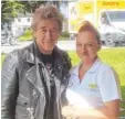  ?? Foto: Heidi Vogel ?? Sabine Sauer (rechts) kam aus dem Staunen nicht mehr heraus, als Peter Maffay (links) in der Affinger Bäckerei, in der sie arbeitet, einen Milchkaffe­e bei ihr bestellte.