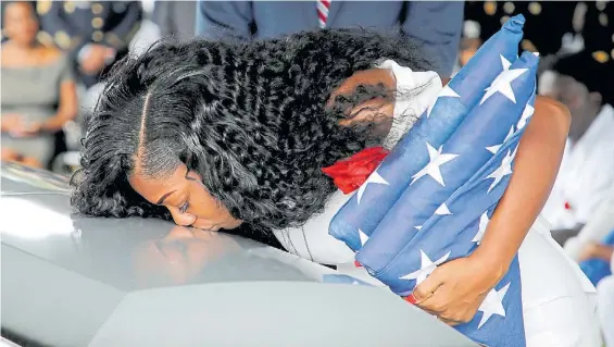  ?? REUTERS ?? Dolor. Myeshia Johnson, el sábado, despide en Florida los restos de su marido caído en combate. La bandera de EE.UU., todo un símbolo.