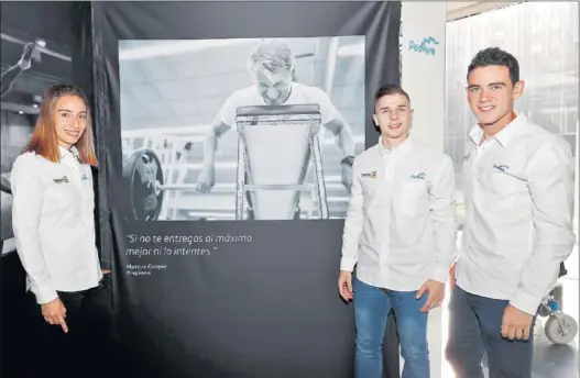  ??  ?? JÓVENES. Laura García Caro, Sergio Galán y Diego García Carrea, ante una fotografía de Marcus Cooper, que fue becado para Río.