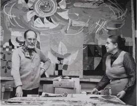  ?? FOTO: PRESSBILD ?? ATELJéN. Karin och Åke Hellman delade ateljé i Borgå. I bakgrunden syns Karins verk Solvagn (1965-66).