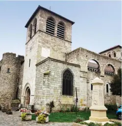  ??  ?? Champdieu rassemble également un beau patrimoine sacré. Visitez le prieuré et son église romane.