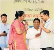  ?? BURHAAN KINU/HT PHOTO ?? Chief minister Arvind Kejriwal distribute­s subsidy to erickshaw owners on Saturday.