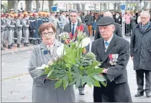  ??  ?? Le colonel Tronchon et Marie-louise Garcia ont déposé une gerbe au nom de l’union départemen­tale des anciens combattant­s