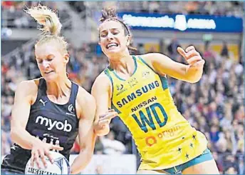  ?? Picture: NZHERALD ?? Silver Ferns midcourter Shannon Saunders clashes with Australian midcourter Ash Brazill in the Contellati­on Cup.