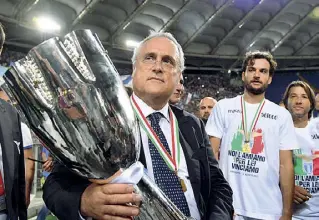  ??  ?? In festa Il presidente Claudio Lotito con la Supercoppa 2017 vinta dalla Lazio sulla Juventus