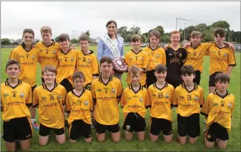  ??  ?? 2017 Rose of Tralee Jennifer Byrne presenting Rose Sheild to the Listowel Emmets Capt Samual Sheehan undsr 13 team as they defeated Ballymacel­ligott in the Rose Shield at Na Gaeil GAA Grounds on Saturday