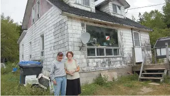  ??  ?? Hélène et Paul Morais gardent espoir d’obtenir du financemen­t pour déménager une maison qu’ils pourraient avoir gratuiteme­nt en remplaceme­nt de leur demeure qui tombe en ruines à Allardvill­e. - Acadie Nouvelle: Béatrice Seymour