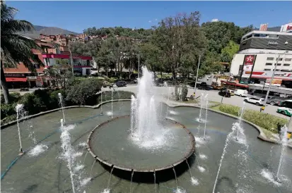  ?? FOTO MANUEL SALDARRIAG­A ?? La fuente de agua de la glorieta de Sandiego será demolida para el desarrollo de la ampliación. Según reportó la EDU, la estructura no tiene ninguna afectación patrimonia­l.