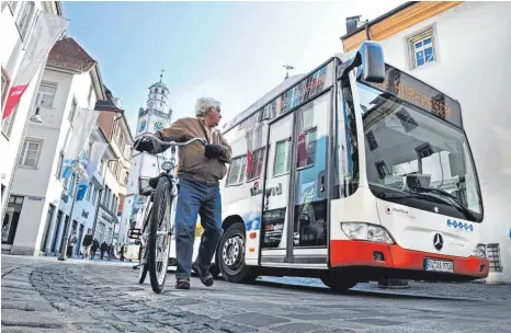  ?? ARCHIVFOTO: FELIX KÄSTLE ?? Stadtbus in Ravensburg: Ein Netzticket für Busse und Bahnen im Raum Oberschwab­en ist teurer als in Österreich für das ganze Land.
