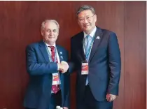 ?? MINISTRY OF COMMERCE PHOTO CHINESE ?? STRONGER TIES
Chinese Commerce Minister Wang Wentao meets with Australian Minister for Trade and Tourism Don Farrell in Abu Dhabi, United Arab Emirates, on Monday, Feb. 26, 2024.
