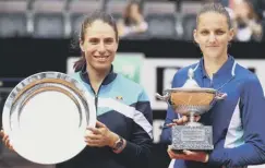  ??  ?? 0 Johanna Konta, left, and tournament winner Karolina Pliskova.