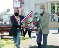  ??  ?? Dépôt de gerbe par Jean-Paul Laran, le maire et Maurice Adoue, président des Anciens Combattant­s