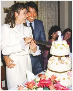  ??  ?? Los novios cortaron el pastel nupcial que se sirvió en Casa Lucio, donde los invitados disfrutaro­n del banquete.